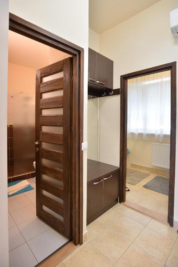 Netta Apartman Егер Екстериор снимка