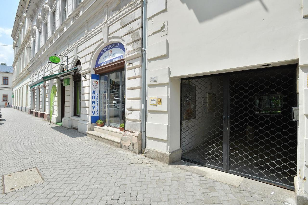 Netta Apartman Егер Екстериор снимка
